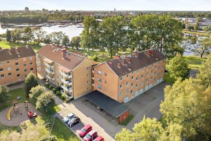 Ljus tvåa med sjöutsikt på Lamberget